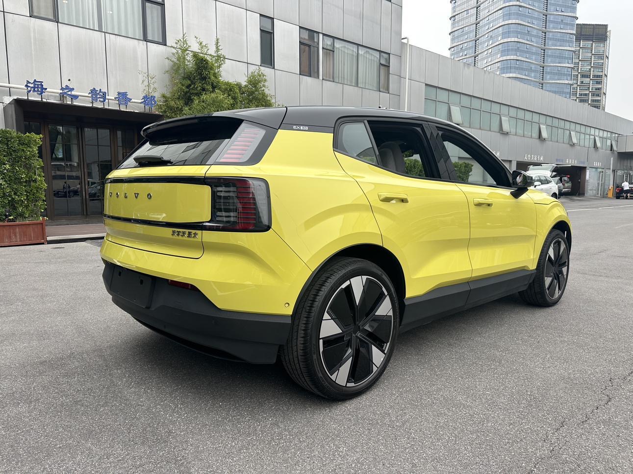 2025 Volvo EX30 Single Motor Long Range Ultra